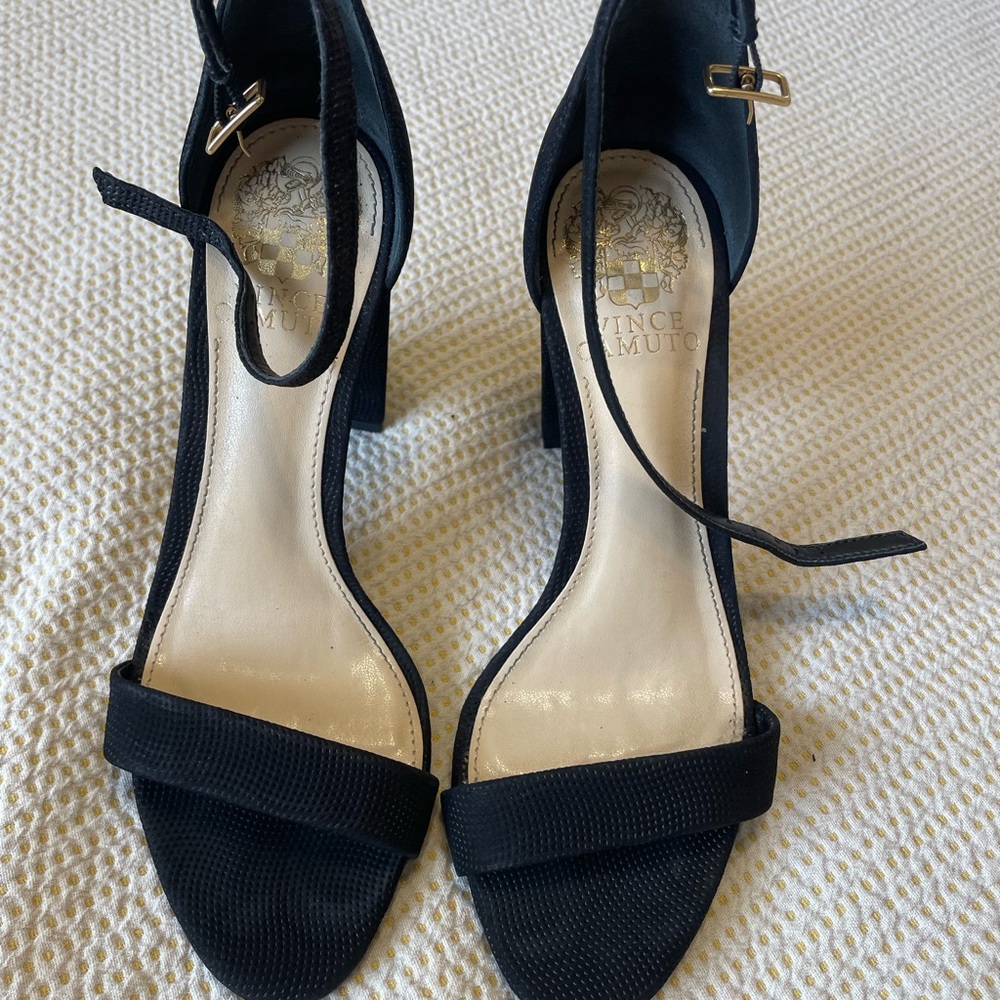 Vince Camuto black pebbled/texured leather heels size 6